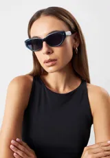 Lentes de sol negros con forma cat-eye, fabricados con materiales reciclados.