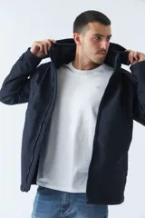 Campera azul marino con capucha ajustable y bolsillos con botones.
