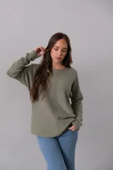 Sweater verde oliva de corte recto y cuello redondo.