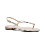 Sandalia baja color beige con tiras finas y trenzadas en color plateado.