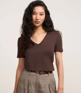 Blusa verde de viscosa con escote en V y mangas cortas.