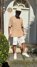 Remera beige de tejido con punto semi abierto y cuello de ribb, calce oversize.