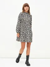 Vestido de estilo casual con estampado animal print, de corte suelto y mangas largas.