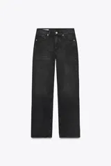 Pantalón de jean negro de corte recto y tiro bajo, con cinco bolsillos y cierre frontal con cremallera y botón metálico.