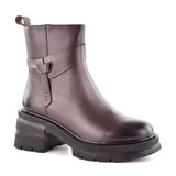 Bota corta de cuero color marrón con correa decorativa y hebilla lateral. Tiene suela track y taco ancho.