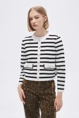 Cárdigan de viscosa a rayas horizontales blancas y negras, corte slim fit, con botones dorados y cuello redondo.