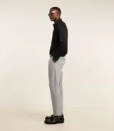 Pantalón de vestir de corte slim, color gris claro, con cintura con trabillas, cierre tradicional, bolsillos laterales y traseros. Confeccionado en algodón, poliéster y elastano.