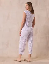Conjunto de pijama marca René Rofé, compuesto por remera de tejido soft estampado con escote en V y botones, y pantalón capri con cintura elastizada.