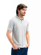 Remera polo gris de poliéster, con cuello clásico de dos botones y mangas cortas.