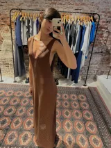 Vestido midi tejido color crema, con escote en V y calado en la parte inferior.