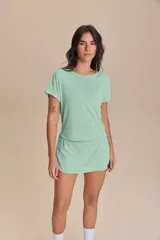 Remera deportiva verde militar de calce suelto, con mangas cortas, sisas desplazadas y abertura en la espalda. Confeccionada en tejido liviano y respirable con tecnología Quick Dry y Easy Care.