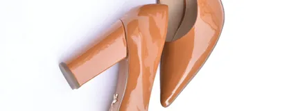 Zapatos de charol color caramelo con tacón cuadrado de 10 cm, diseño elegante y punta afilada.