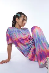 Conjunto de remera oversize y pantalón acampanado con estampado tie-dye en tonos pastel.