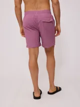 Short de baño color lila con cordón ajustable en la cintura y parche con logo de la marca en la pierna.