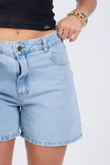 Short de jean celeste con tiro alto, corte recto y ruedo desflecado.