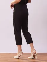 Pantalón capri color beige, marca Zac & Rachel, confeccionado en gabardina elastizada. Presenta pretina con botón, cierre y hebilla metálica, bolsillos inclinados en la parte delantera y corte ajustado.