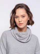 Polera de tejido de punto negro, de manga larga con cuello grande caído y diseño de franjas en diferentes tonos.