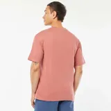 Camiseta color salmón de corte recto, manga corta con dobladillo y bolsillo en el pecho.