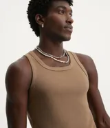 Musculosa de hombre color beige, de algodón acanalado, sin estampa y con cuello redondo.
