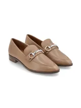Zapato mocasín de cuero charol negro con detalle de hebilla plateada.