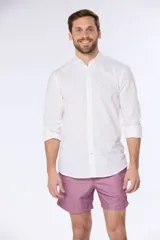 Camisa negra de lino con cuello mao y manga larga.