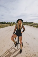 Bota texana de cuero vacuno negro con detalles bordados en dorado y plateado en la caña. Tiene taco de madera con folia de cuero de 5cm, entre suela de goma de 1cm, inclinación de horma de 4cm, altura de caña de 31cm y cierre YKK del lado interno. La horma es de punta fina, ancha y cómoda.