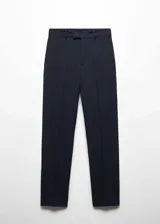 Pantalón de vestir azul marino, de corte recto, con bolsillos laterales y traseros. Se ajusta a la cintura con cinturón de cuero marrón.
