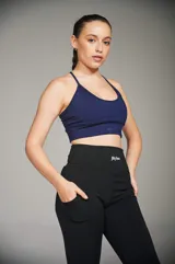 Top deportivo sin mangas color azul, con diseño ajustado y soporte en la zona del pecho.