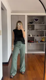 Pantalón oxford estampado con cierre frontal, confeccionado en tela de algodón rígida.