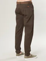 Pantalón bombacha de sarga color marrón con pinzas y cinturón marrón.