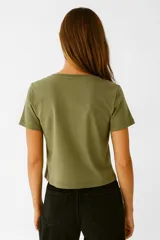 Remera de algodón color rosa pálido, de manga corta, corte ajustado y cuello en V.