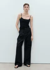 Top negro ajustado al cuerpo con tirantes finos y escote cuadrado.