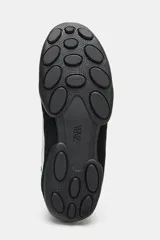 Zapatillas deportivas plateadas y negras con diseño acolchado y suela con relieve. Cierre con cordones y lengüeta.