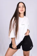 Remera negra de algodón, corte oversize y mangas cortas. Estampado frontal pequeño con la palabra 'GAINS.' en color blanco.