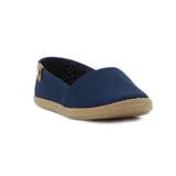 Zapatilla casual Moleca de dama, color azul marino, con capellada calada y suela de yute.