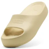 Sandalias tipo slide color beige con plataforma.
