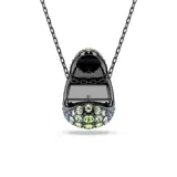 Colgante con cadena de eslabones color negro y dije abovedado con cristales de distintos tamaños en tonos azules y verdes.