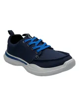 Zapatillas urbanas marca Hush Puppies modelo Alfie Lace, color azul marino con cordones celestes y suela blanca. Fabricadas con tela reciclada y tecnología Smart Foam Tech para mayor comodidad.