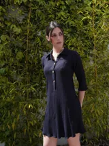 Vestido camisero verde seco de corte holgado, con cuello camisero, mangas 3/4 y cierre frontal con botones.