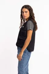 Chaleco negro con cierre frontal, múltiples bolsillos y logo bordado en el pecho.