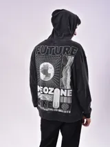 Canguro beige con capucha, bolsillo tipo canguro y puños y cintura acanalados. Estampado frontal con la frase "Lost Minds Waves California".