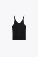 Musculosa blanca de breteles finos y escote redondo con detalle de tul a tono.