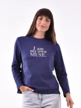 Remera blanca de manga larga con estampa rectangular dorada con diseño animal print y texto 'Fearless, fierce & fabulous'.