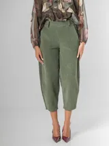 Pantalón tipo carrot de corderoy color verde oliva, con cintura elastizada y largo capri/cropped.