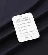 Camisa polo negra de manga corta, confeccionada en poliamida y elastano, con cuello inglés abotonado y tecnología Performance que proporciona mayor comodidad térmica, elasticidad y secado rápido.