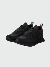 Zapatillas urbanas Moncler color negro, con detalles en cuero y tela técnica.