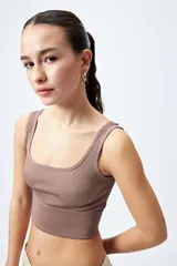 Top color marrón de tejido ribb sin costuras con escote cuadrado.