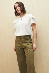 Pantalón recto negro de algodón con tiro medio y bolsillos delanteros.