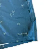 Short de baño azul con estampado de palmeras, pretina fija con hebillas metálicas laterales, botón a presión y cierre frontal. Incluye tres bolsillos (dos laterales y uno trasero). Confeccionado en tela con 10% spandex de secado rápido y mesh hipoalergénico en el interior.