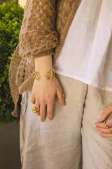 Saco calado color marrón tejido a mano con lana mohair y cinturón del mismo material.